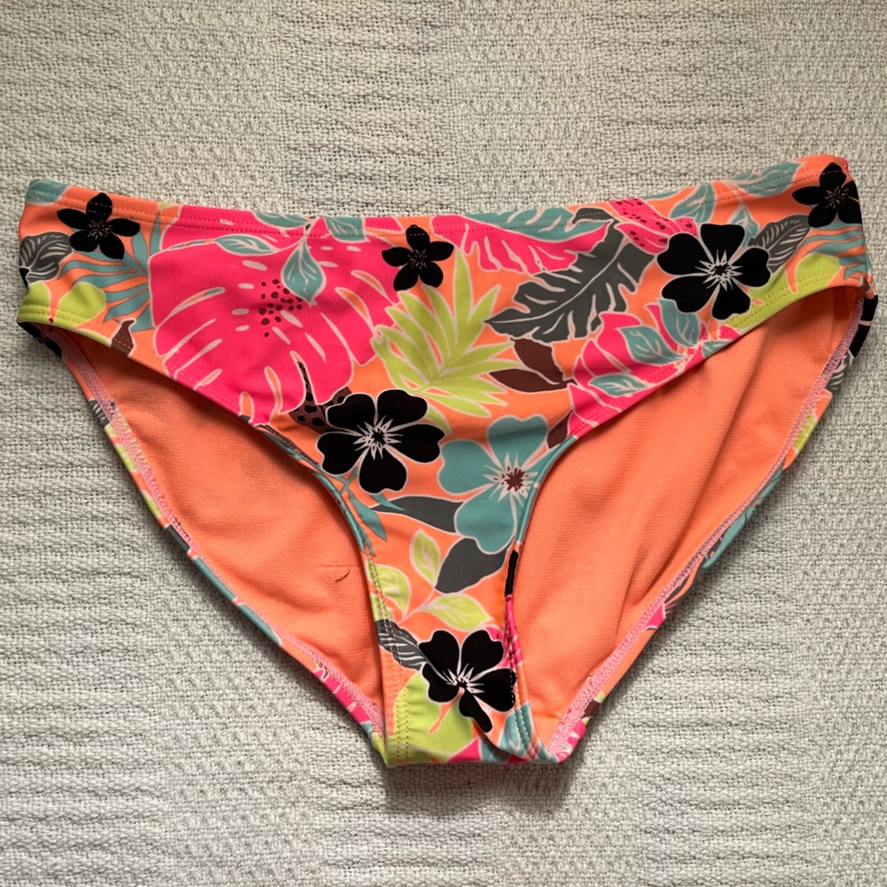 I’m selling, colorful, use tropical swimming suit bottoms For girls.